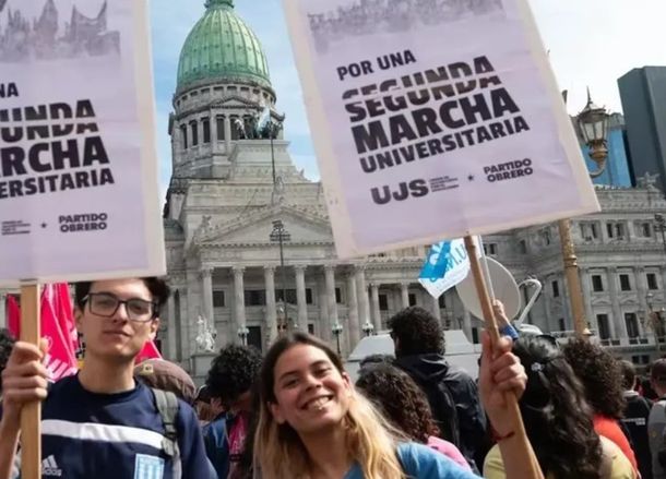 Masiva movilización universitaria por la Ley de Financiamiento que trata el Senado