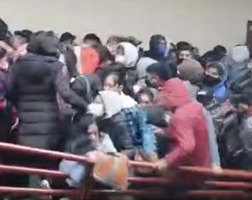 Bolivia: murieron cinco estudiantes tras ceder la baranda de un cuarto piso