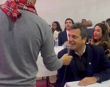 Massa mostró sus dotes de cantante durante una peña en Catamarca