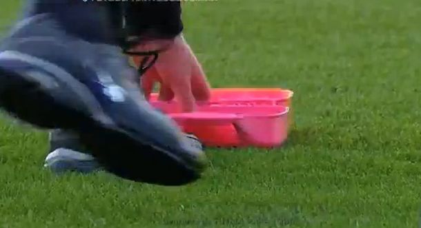 Se enojó con el árbitro y le tiró los juguetes de su hija