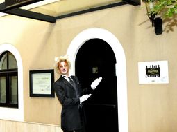 Fachada del restaurante Monpetit en Tokio Fachada del restaurante Monpetit en Tokio