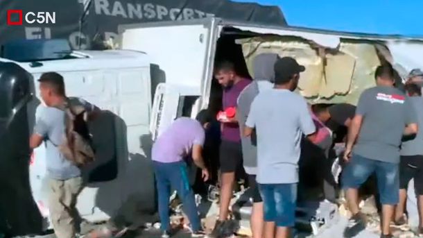 VIDEO: Un camión con alimentos volcó en la Panamericana y vecinos se llevaron toda su carga