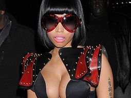 la cantante con escote para no pasar desapercibida la cantante con escote para no pasar desapercibida