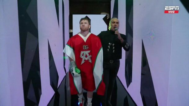 Así ingresó Canelo Álvarez junto a Alejandro Fernández y los mariachis