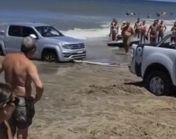 Insólito II: más videos y fotos de cómo quedó atrapada en el agua la camioneta en Valeria del Mar
