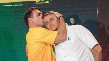 el hijo mayor de bolsonaro desafia a lula y anuncia su candidatura presidencial el hijo mayor de bolsonaro desafia a lula y anuncia su candidatura presidencial