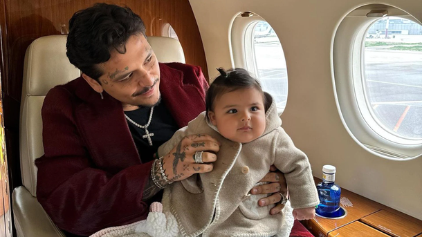 Christian Nodal con su hija Inti.