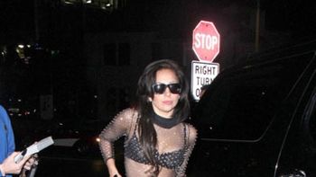 ¿no tiene frio? lady gaga fue a cenar con muy poca ropa ¿no tiene frio? lady gaga fue a cenar con muy poca ropa