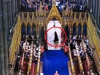 Descubren qué era la Parca que apareció en la coronación de Carlos III