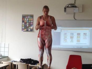Profesora se sacó toda la ropa para una clase