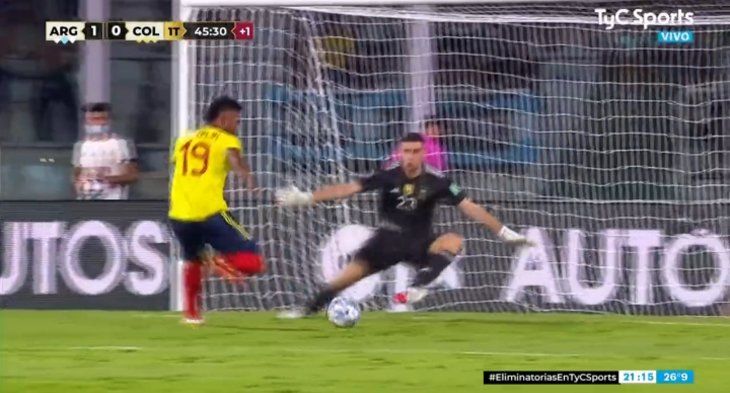 La gran atajada de Dibu Martínez y el enojo con Borja: Me pisaste, hijo de...