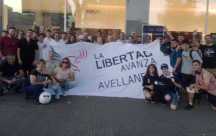 Candidato de La Libertad Avanza postea fotos semidesnuda y subidas de tono de su esposa, también libertaria