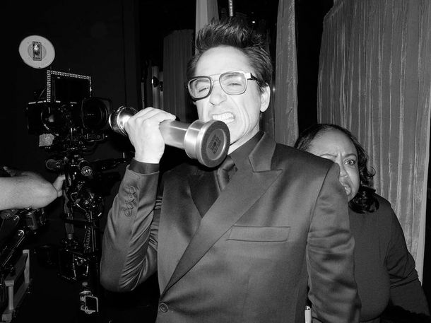 Robert Downey Jr con su premio. Robert Downey Jr con su premio.