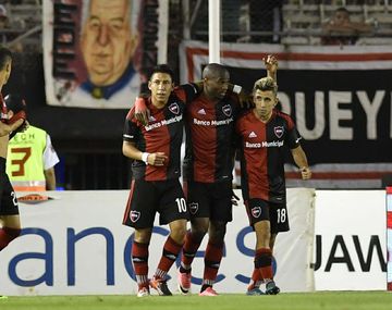 Newells Old Boys celebrando su triunfo en el Monumental