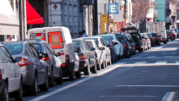 Este lunes habrá que pagar estacionamiento medido, pero el martes 1° no estará vigente.