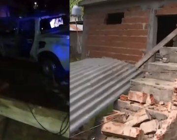 Un patrullero perdió el control en plena persecución y terminó incrustado en una casa