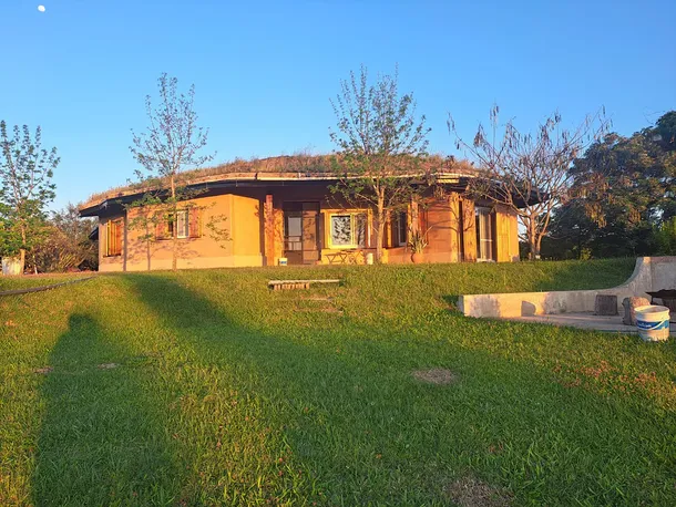 La arquitecta entrerriana María Verónica Stivanello construyó su casa íntegramente con paredes de barro. La arquitecta entrerriana María Verónica Stivanello construyó su casa íntegramente con paredes de barro.
