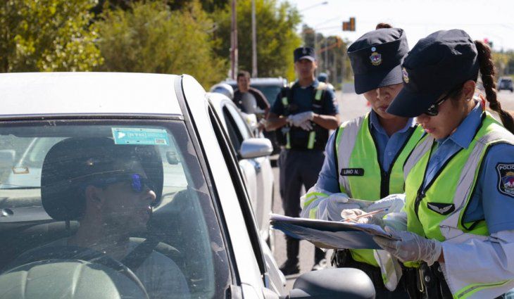 En Neuquén, donde hay muertos por falta de camas, desbarataron fiestas clandestinas y partidos de fútbol
