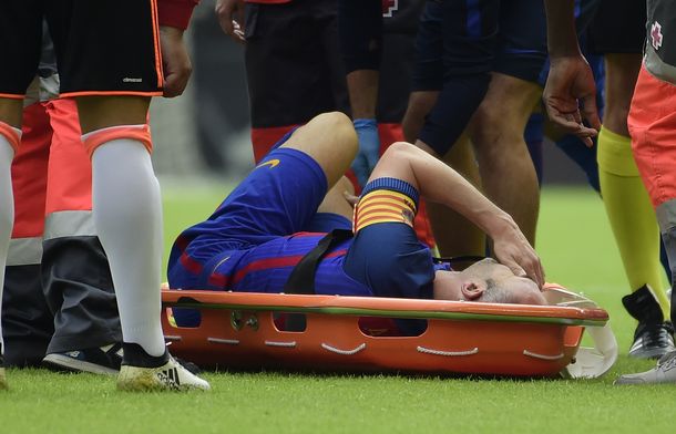 Andrés Iniesta se lesionó en el partido ante Valencia