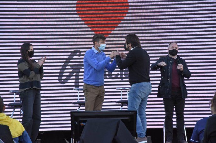 Morón pasó a planta y otorgó un reconocimiento al personal de Salud del distrito