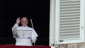 el papa rezo ante una multitud en la plaza de san pedro el papa rezo ante una multitud en la plaza de san pedro