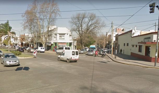Hacía piruetas con su moto y se mató al chocar contra un auto estacionado
