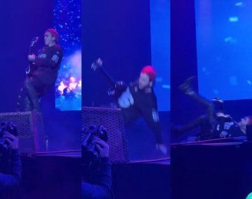 El cantante de Airbag se cayó del escenario durante un show en Montevideo