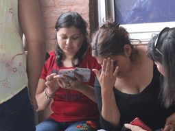 La familia del corazón de Valentino rezando por su vida La familia del corazón de Valentino rezando por su vida