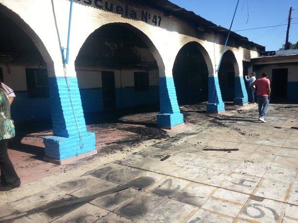 Misterio en Longchamps: se incendió por completo una escuela primaria pública