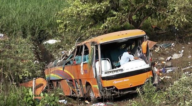 Un micro cayó por un barranco y murieron 24 personas