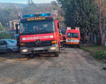 El fuego se inició en una construcción de madera situada al fondo del inmueble principal. Foto: Mi Valle.
