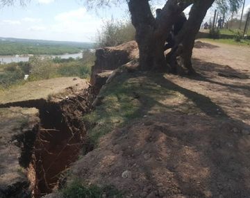 Alerta en un barrio por una grieta: evacuaron a todos los vecinos ante un inminente desbarrancamiento