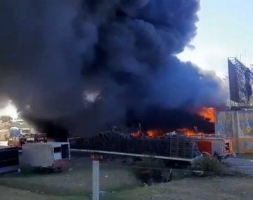 Moreno: caos por un incendio en un depósito de neumáticos