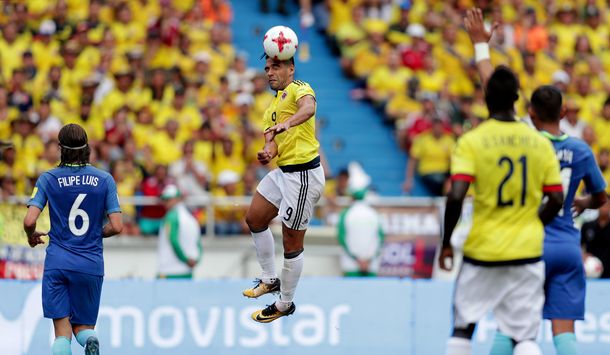 Apareció Falcao y salvó a Colombia, que la pasó mal ante Brasil