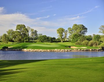 Misterio en un club de golf en Pilar: encontraron muerto a un joven dentro de una laguna