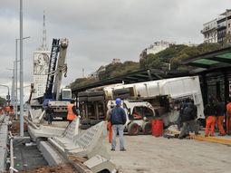 Un camión volcó en la 9 de Julio en las obras del metrobús
