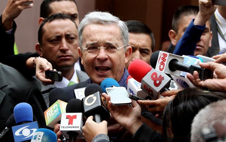 Uribe acusa a Santos de comprar votos y recibir apoyos por coacción de las FARC