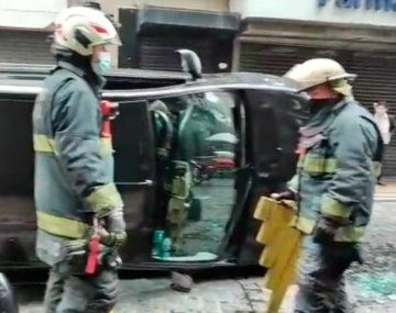 Un auto se llevó por delante un cono y volcó en pleno Microcentro