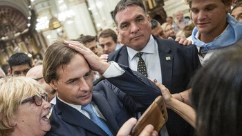 El nuevo episodio en el caso Astesiano vuelve a complicar al gobierno en cuanto a su responsabilidad en el escándalo que sacude a Uruguay. El nuevo episodio en el caso Astesiano vuelve a complicar al gobierno en cuanto a su responsabilidad en el escándalo que sacude a Uruguay.