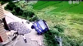 Saltó en el momento justo en el que su camión se cayó al barranco Saltó en el momento justo en el que su camión se cayó al barranco