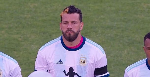 El arquero de Gimnasia se pintó el mechón de Maradona