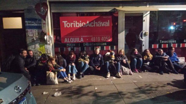 20 camiones de la Policía, Infantería y el hidrante para amedrentar a 20 pibes