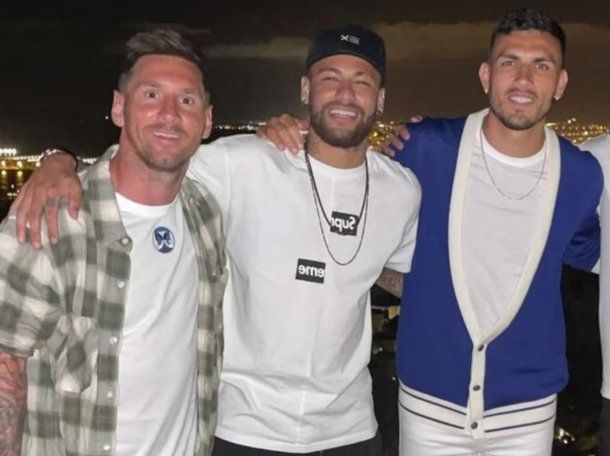 Messi y Neymar saludaron a Paredes tras su regreso a Boca: Te quiero, hermano