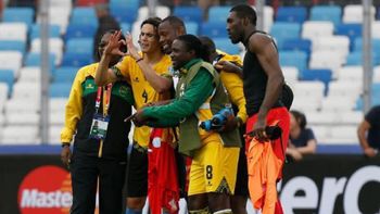 tras su papelon, cavani se fotografio con los africanos de jamaica tras su papelon, cavani se fotografio con los africanos de jamaica
