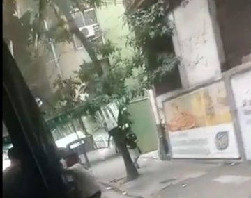 Rompió a patadas la puerta de un colectivo con mujeres y niños porque lo chocó
