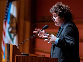 El presidente Javier Milei durante su presentación en la Universidad de Stanford, Estados Unidos