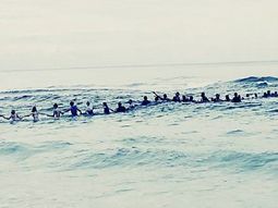 Hicieron una cadena humana y salvaron a una familia que se ahogaba