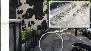 ataque vegano a una conocida parrilla de palermo: carne es muerte ataque vegano a una conocida parrilla de palermo: carne es muerte