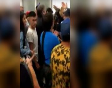 Los familiares de las chicas arremetieron contra los efectivos de seguridad del aeropuerto