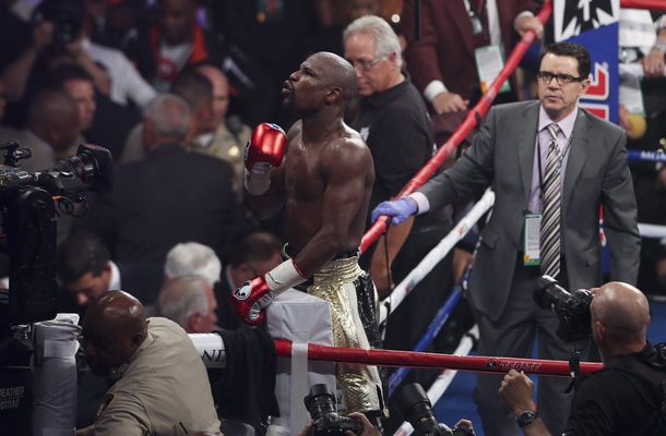 La emoción de Floyd Mayweather antes del último round de su carrera